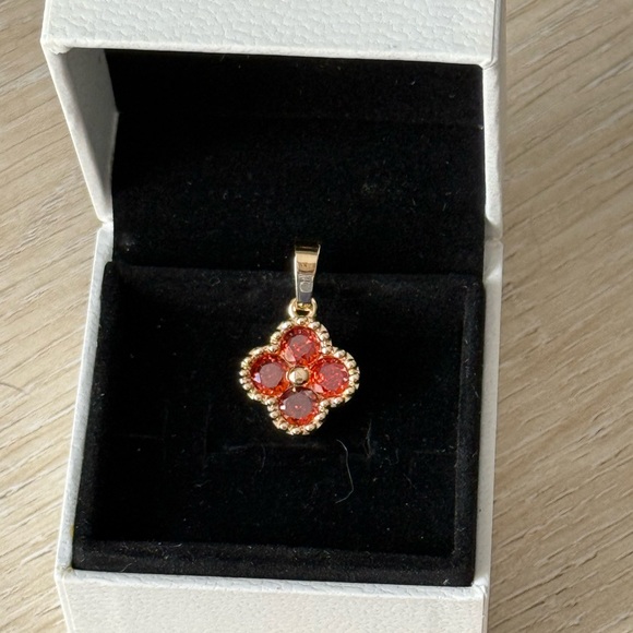 Gold four leaf clover Pendant Necklace - Picture 2 of 3